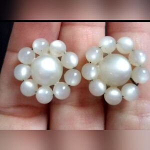 VINTAGE MOONGLOW BEADED 3/4" SCREW EARRINGS